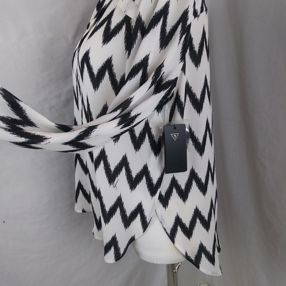 Guess black chevron flowy blouse high low pin tuck - Picture 5 of 8
